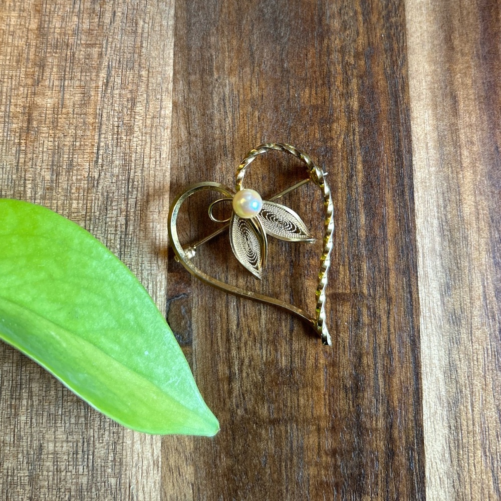 Elegant Gold Heart Leaf Brooch